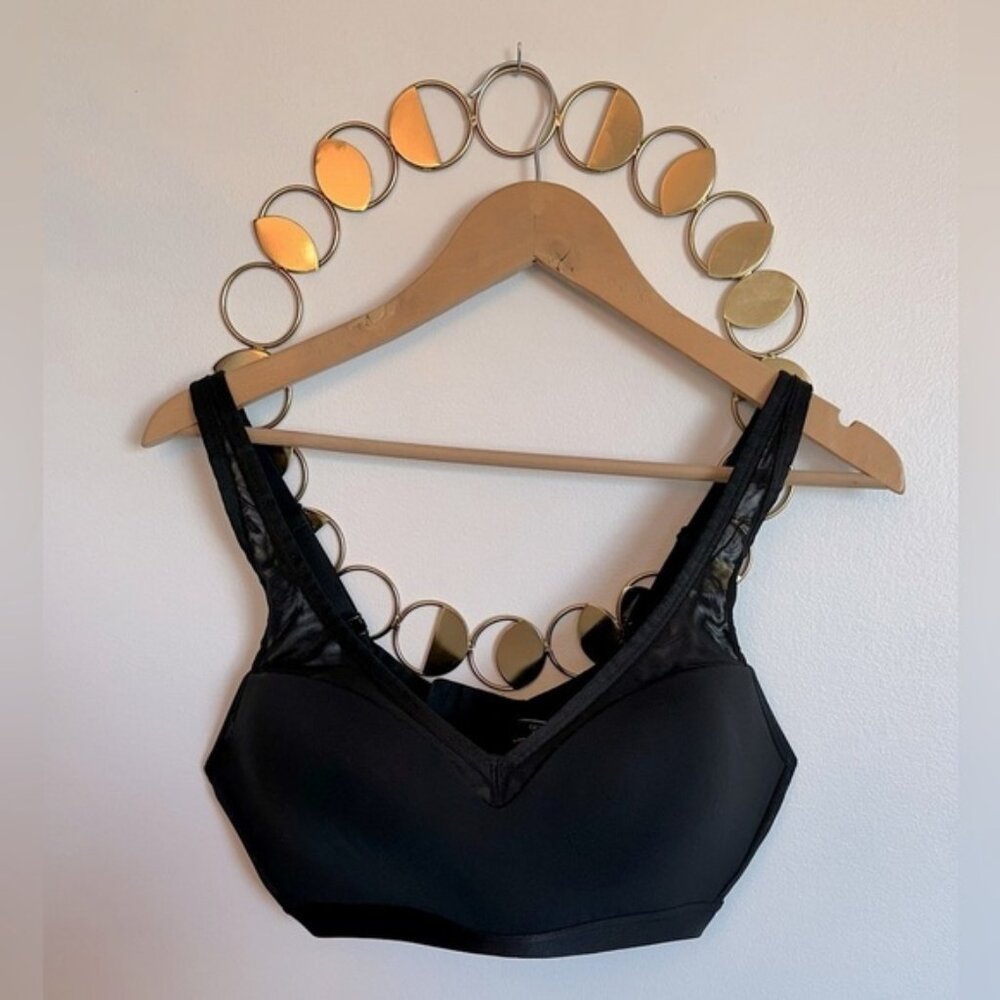 SOLD- Victorias Secret Sports Bra 36DD Wire free Lightweight Black Switch Straps - Picture 1 of 10